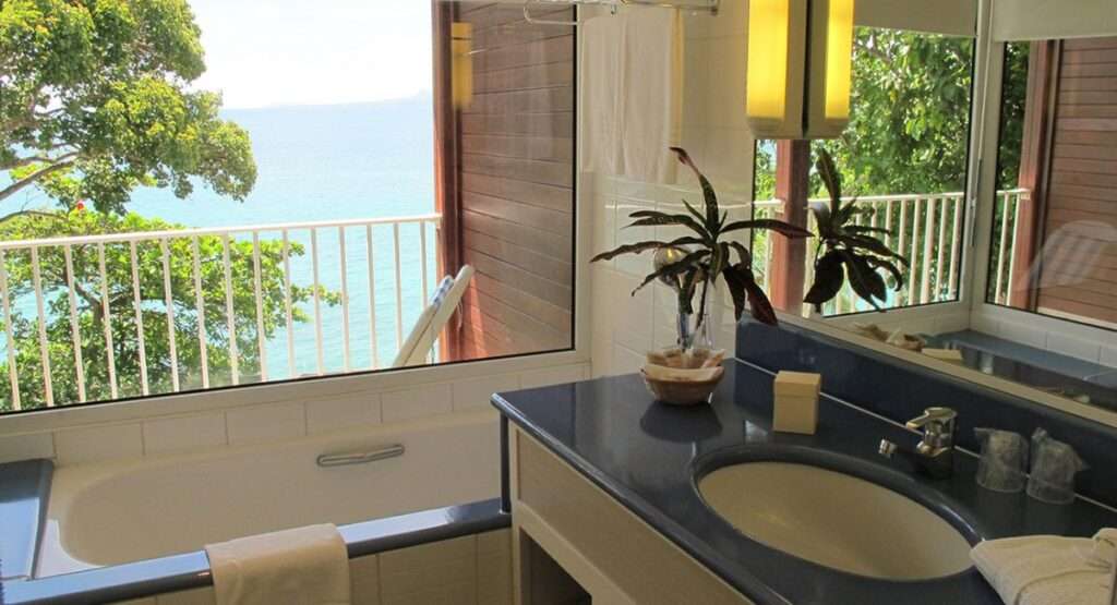 Chambres et Suites : Confort et Vue Imprenable Nos chambres et suites sont conçues pour offrir le maximum de confort et une vue imprenable sur la mer des Caraïbes.